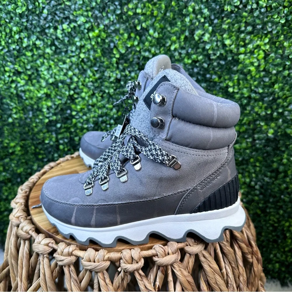 New in box Sorel Women's Kinetic conquest WP Quarry sea salt waterproof BootsNWT